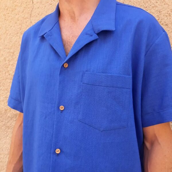 Chemise en lin à manches courtes et col cubain bleu électrique