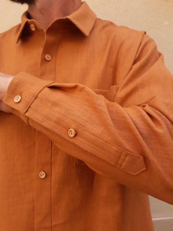 Chemise en lin ocre - doré – Image 2